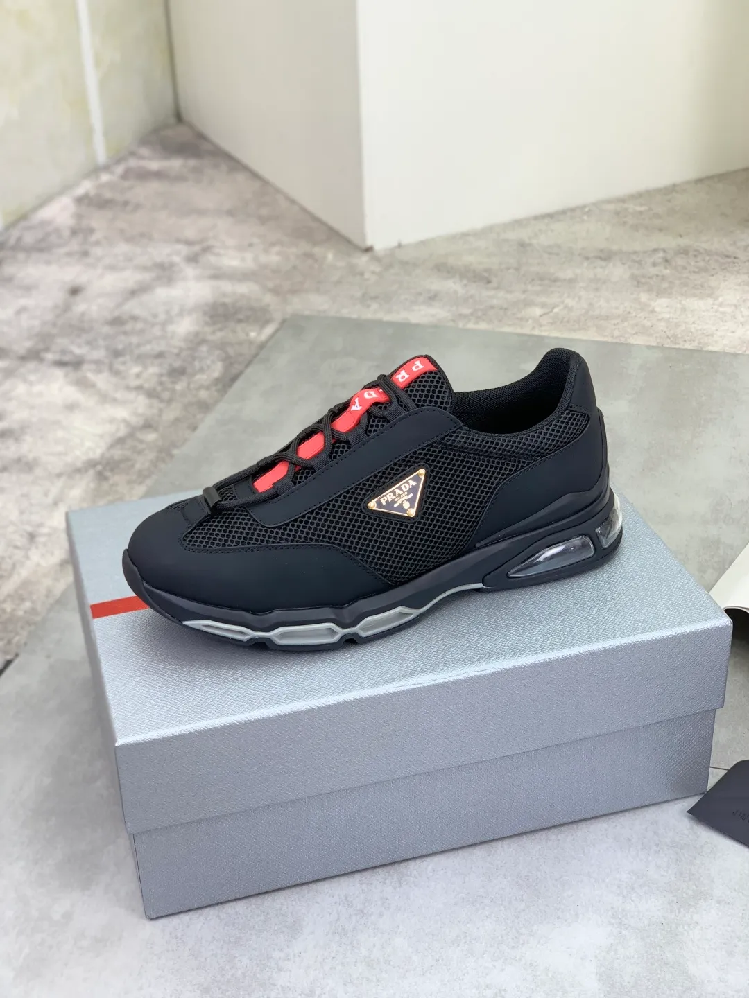 Men's men's shoes 💰P660 💰[New model] The top version is now available on the official website, 🆘 Air-cushion shock-absorbing thick-soled trendy brand (Prada) is the main popular model, avant-garde and versatile fashionable men's shoes, private version mold opening, cowhide surface splicing 1:1.. Simple fashion, original imported cowhide feet; the atmosphere and personality are more fashionable, eye-catching and pursuing class. It will subvert the old idea and be a must-have for fashion trendsetters with you! Must keep it for yourself ! Tall and comfortable, large and low, high-end quality workmanship. Size: 38-44 3️⃣colors available.